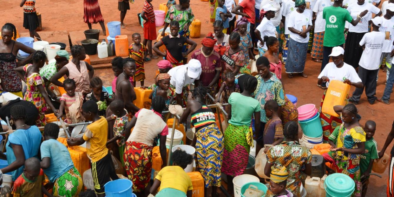08 juin 2019 - Des déplacés se servent en eau sur le site de Batangafo, dans le nord-ouest de la RCA. Le château d'eau installé par Oxfam permet de fournir de l'eau à plus de 23 000 personnes. © Aurélie Godet/Oxfam Des déplacés se servent en eau sur le site de Batangafo, dans le nord-ouest de la RCA. Le château d'eau installé par Oxfam permet de fournir de l'eau à plus de 23 000 personnes. © Aurélie Godet/Oxfam